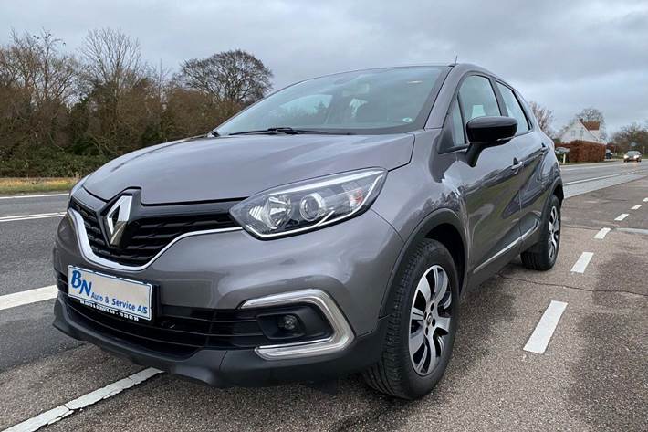 Grå Renault Captur fra 2019 set udefra
