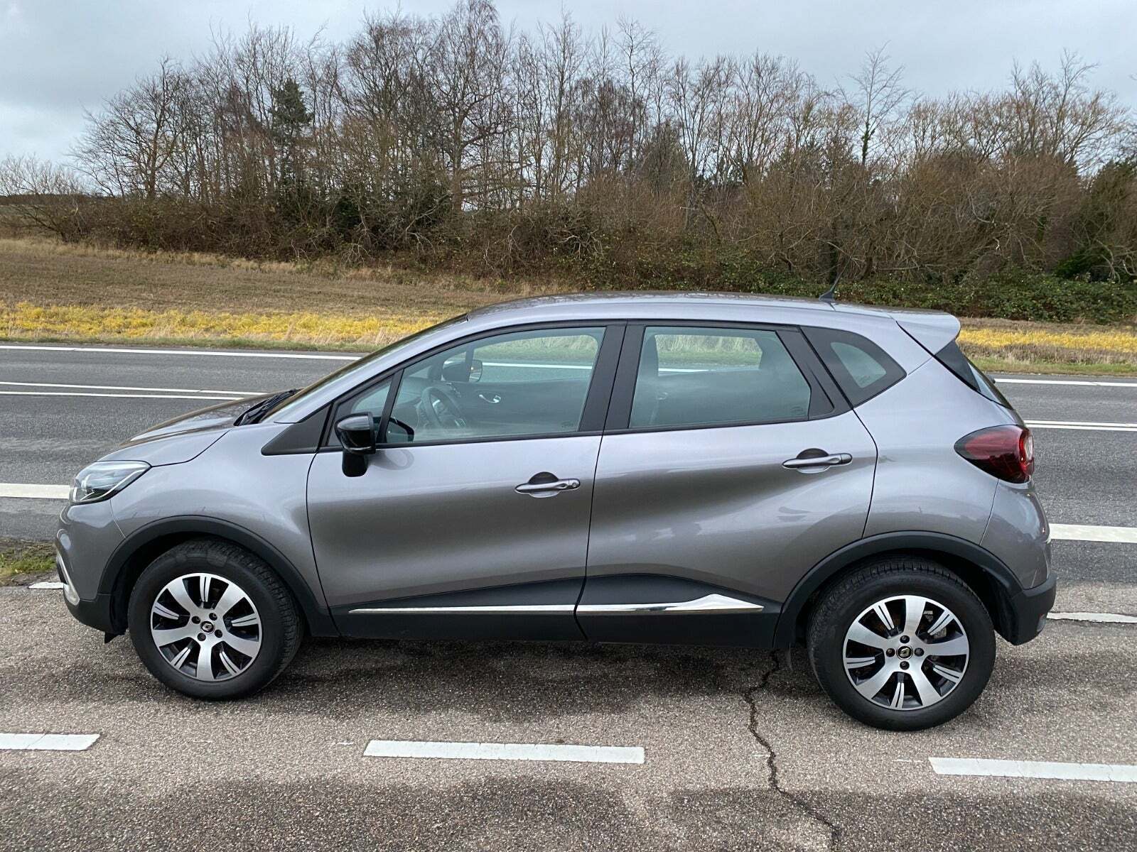Grå Renault Captur fra 2019