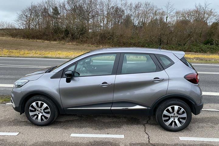 Grå Renault Captur fra 2019