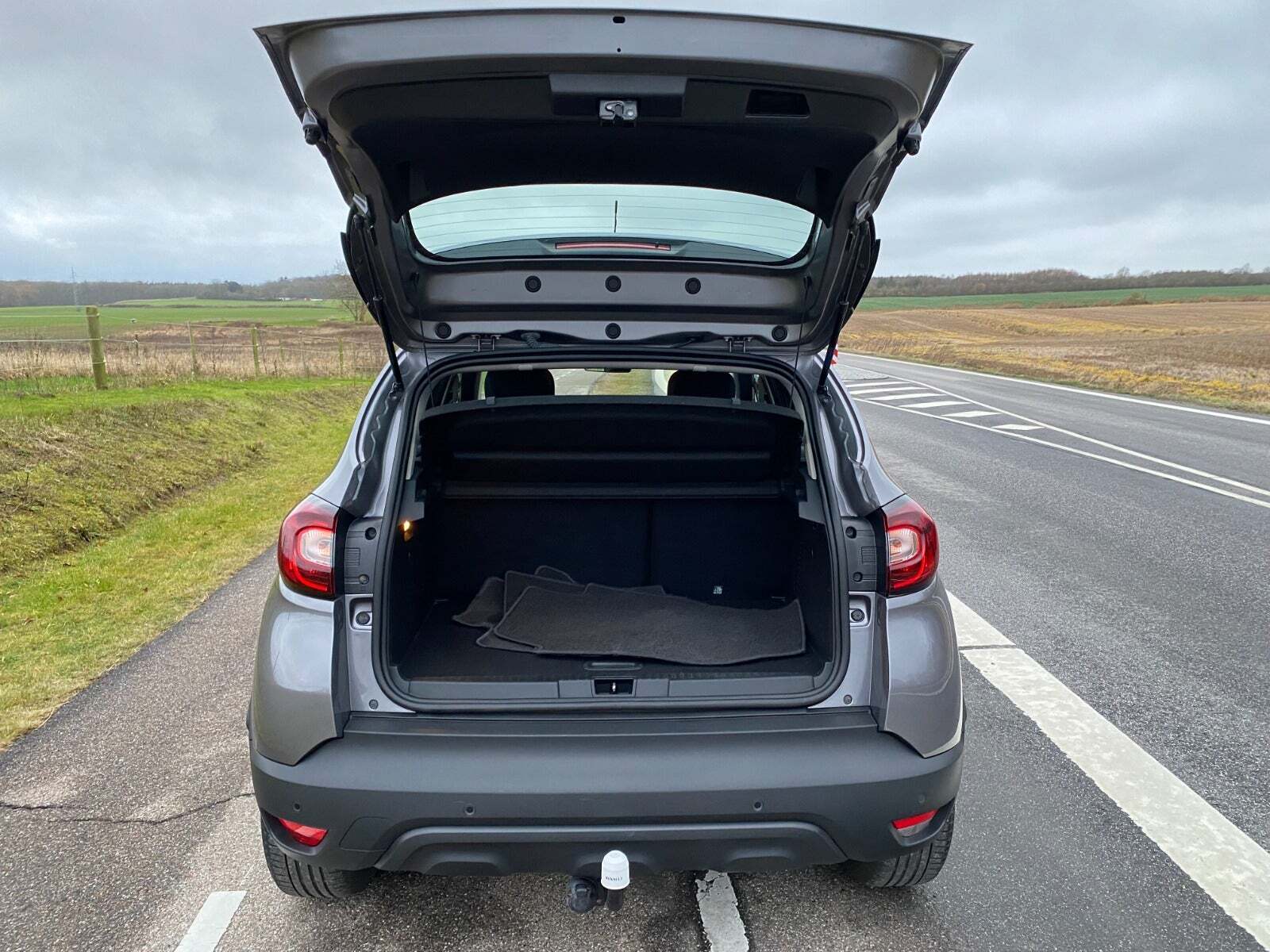Grå Renault Captur fra 2019