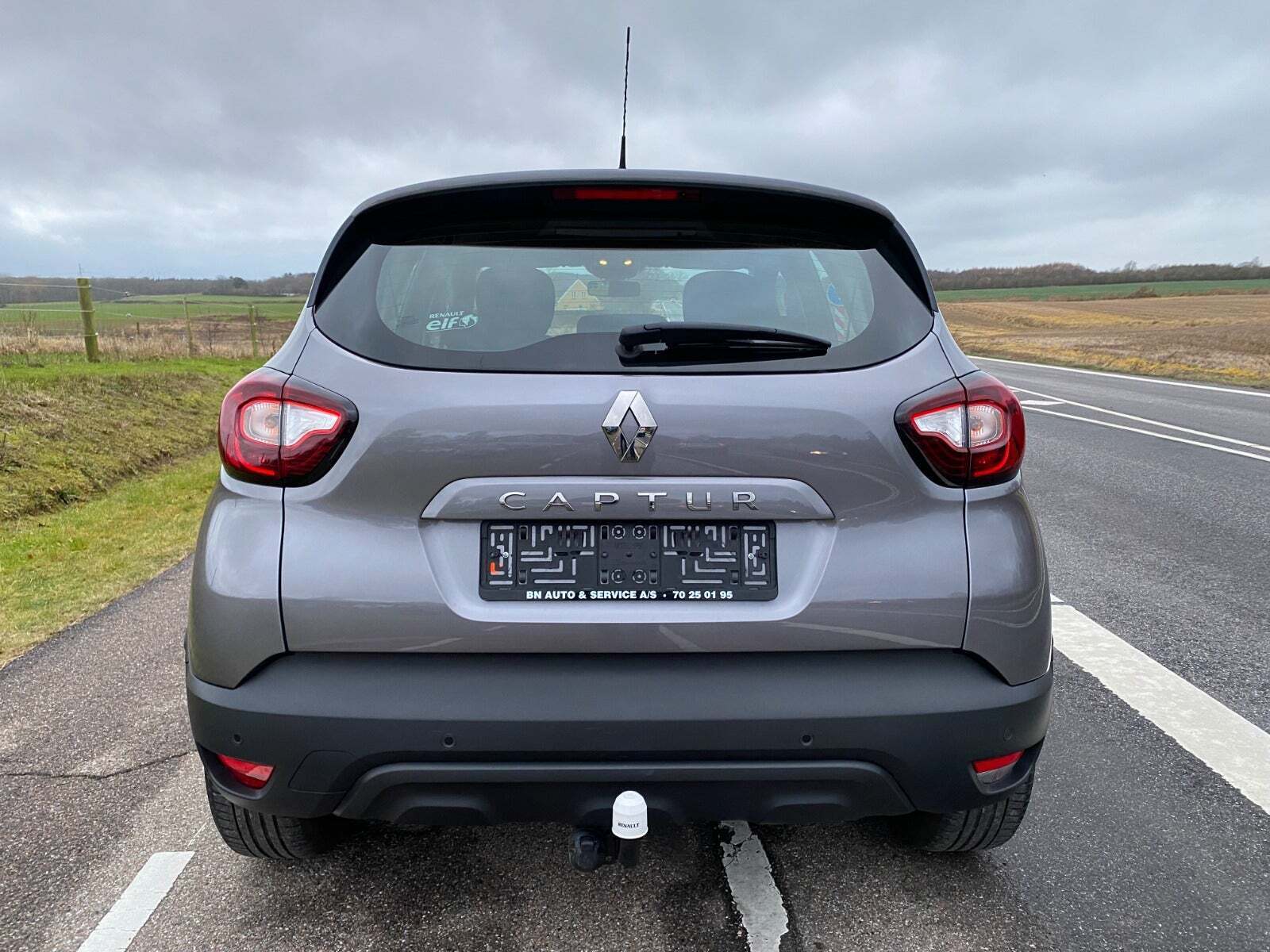 Grå Renault Captur fra 2019 set udefra