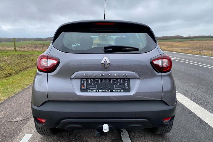 Grå Renault Captur fra 2019 set udefra