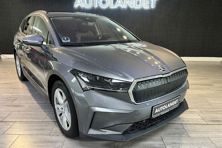 Grå Skoda Enyaq fra 2022 set udefra