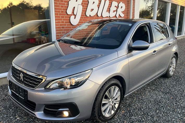 Grå Peugeot 308 fra 2018 set udefra