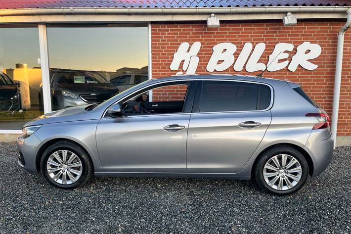 Grå Peugeot 308 fra 2018