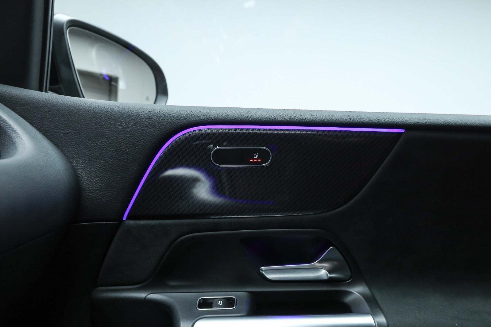 Rød Mercedes B250 e fra 2023