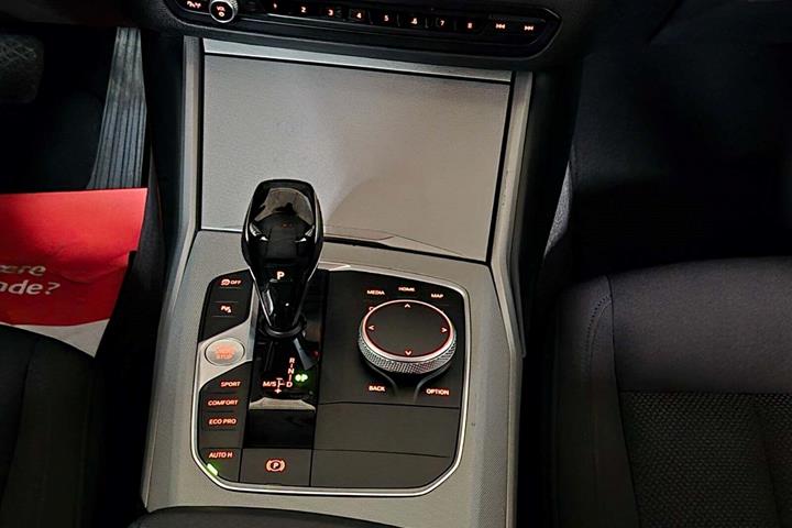 Sort BMW 320d fra 2020