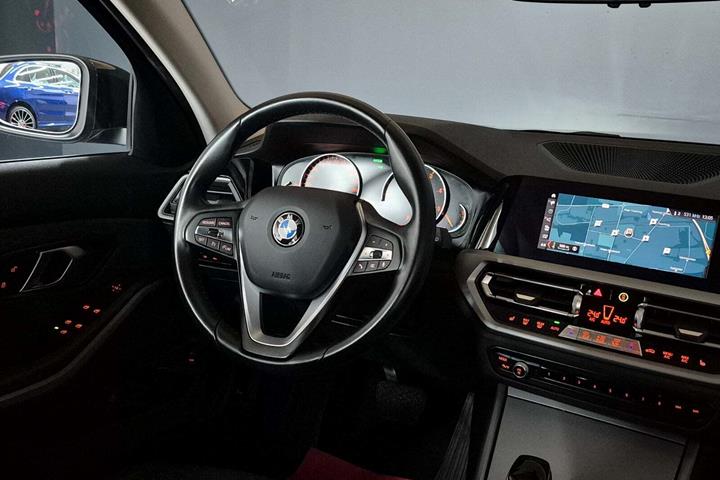 Sort BMW 320d fra 2020