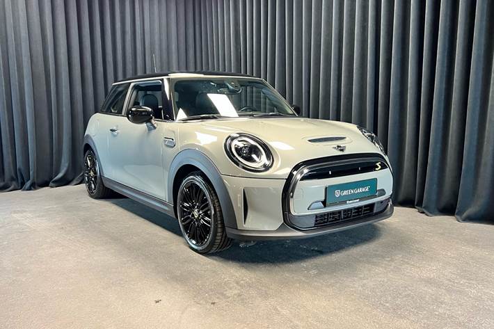 Grå Mini Cooper fra 2022 set udefra