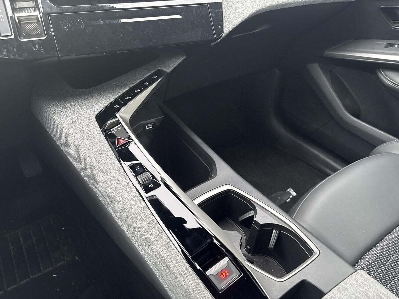 Grå Peugeot e-5008 fra 2025