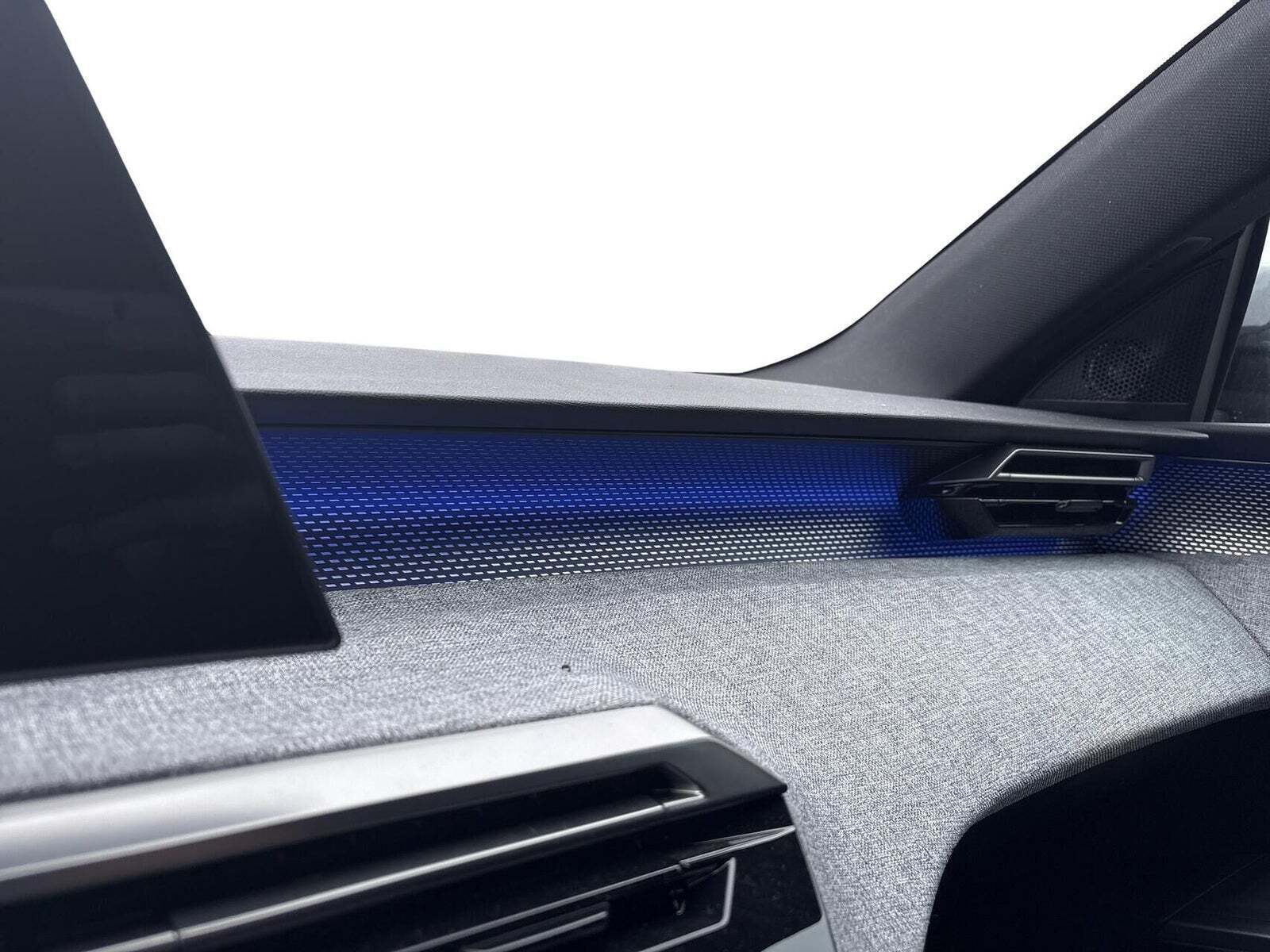 Grå Peugeot e-5008 fra 2025