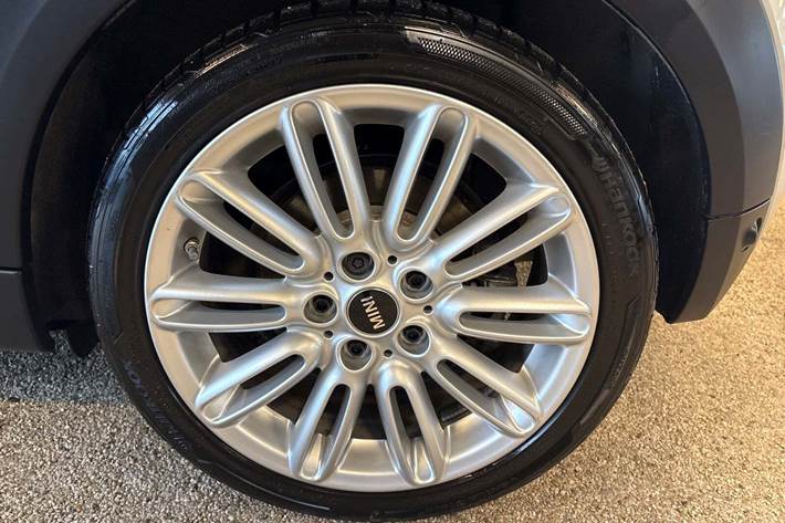 Sølv Mini Cooper SE fra 2021