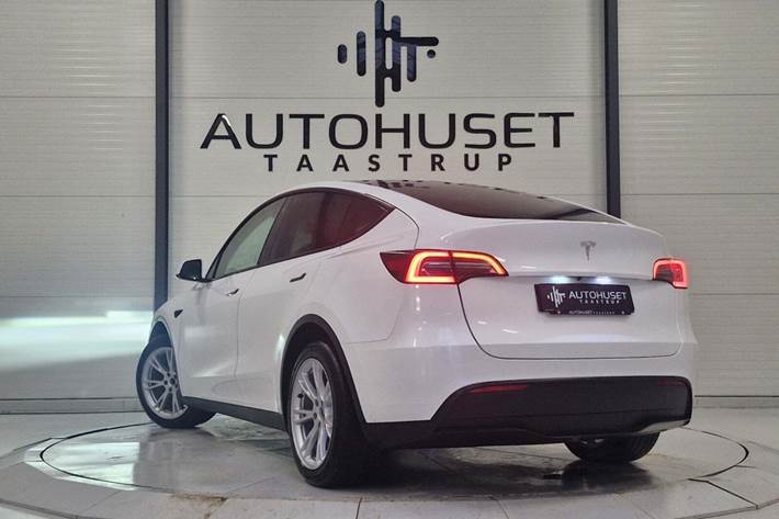 Hvid Tesla Model Y fra 2022