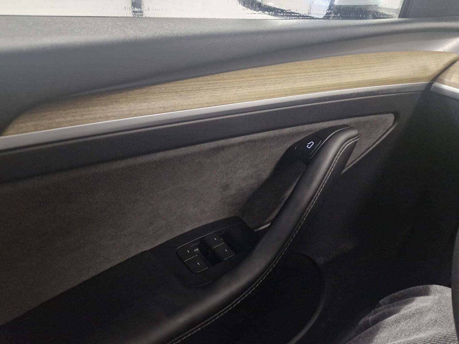 Hvid Tesla Model Y fra 2022