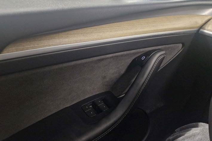 Hvid Tesla Model Y fra 2022