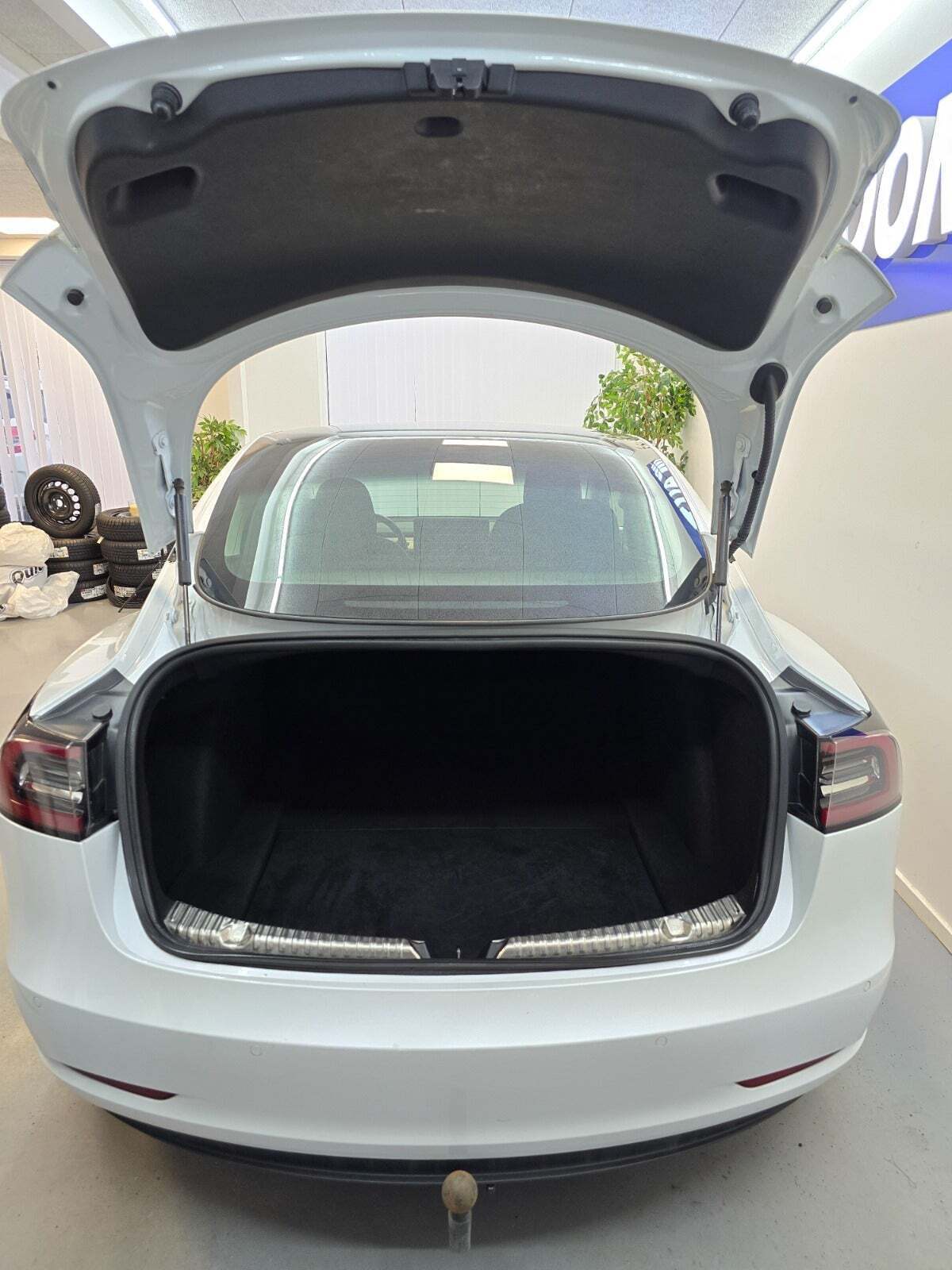 Hvid Tesla Model 3 fra 2020
