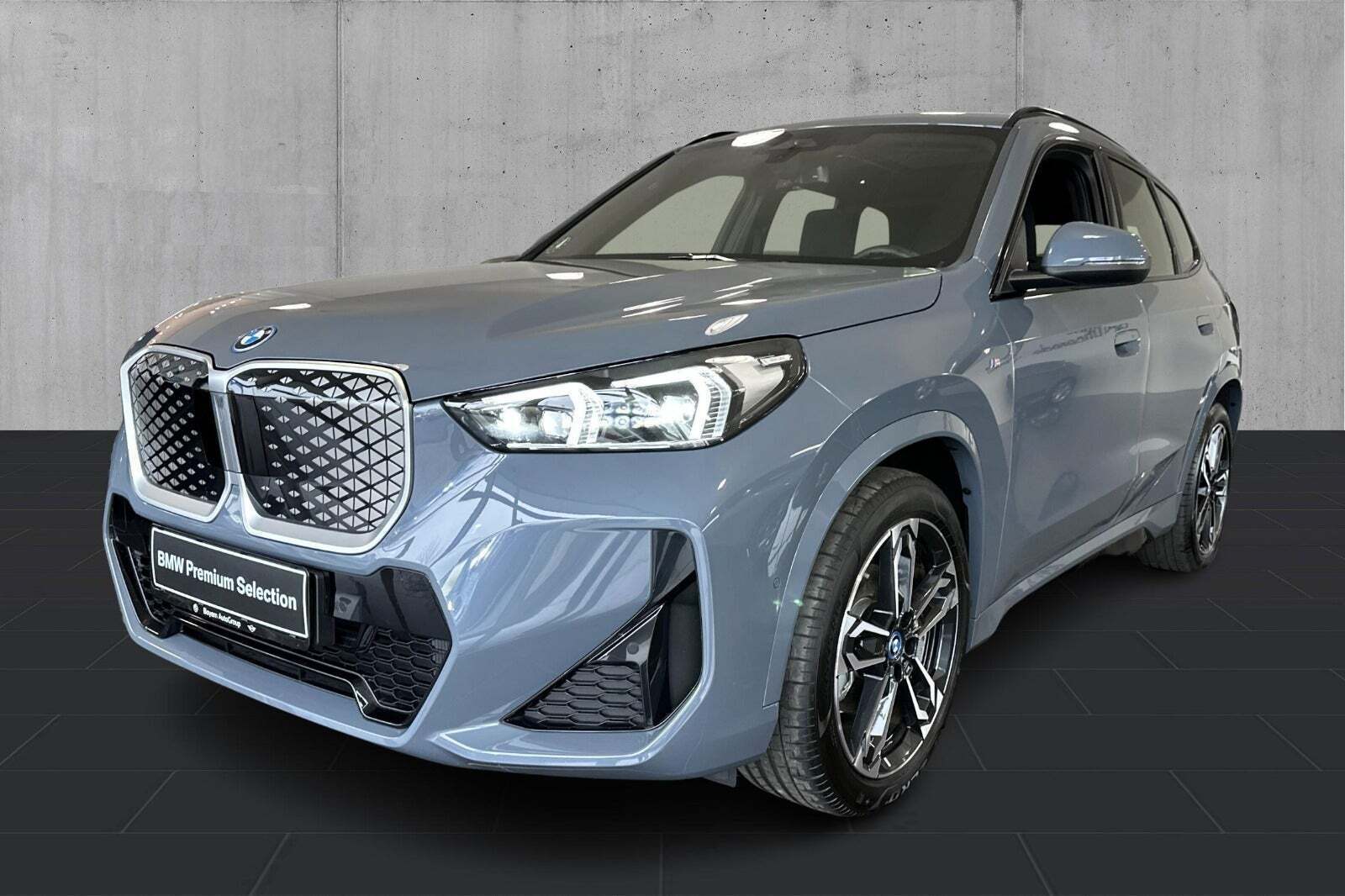 Grå BMW iX1 fra 2025 set udefra