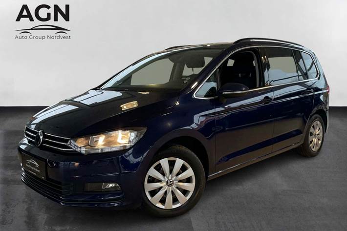 Blå VW Touran fra 2021 set udefra