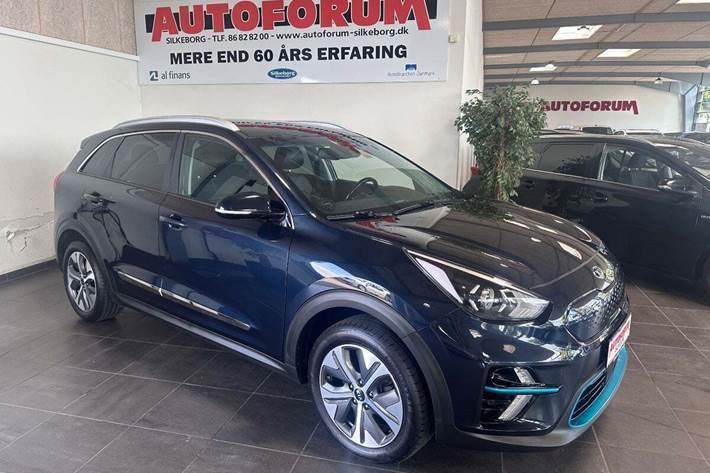 Blå Kia e-Niro fra 2021 set udefra
