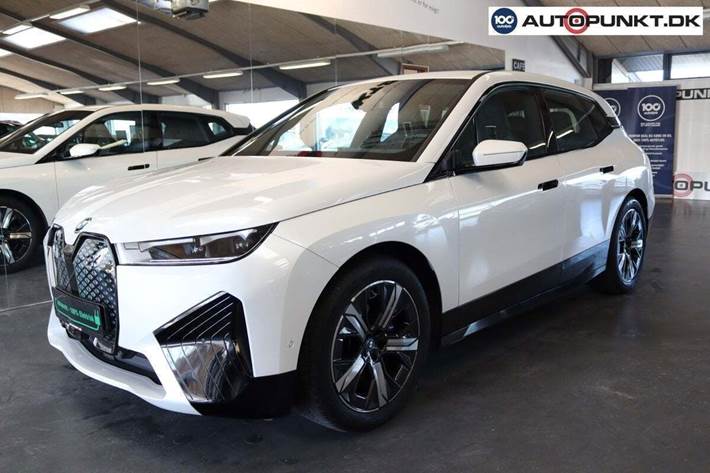 Hvid BMW iX fra 2022 set udefra