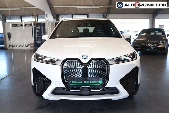 Hvid BMW iX fra 2022