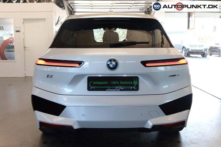Hvid BMW iX fra 2022