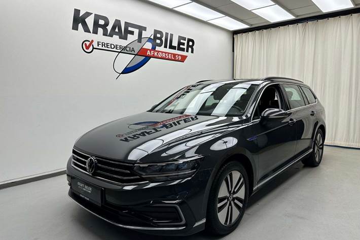 Grå VW Passat fra 2021 set udefra