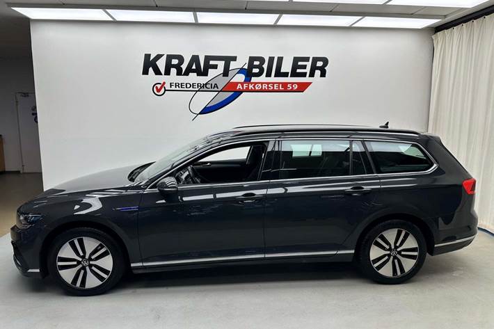 Grå VW Passat fra 2021