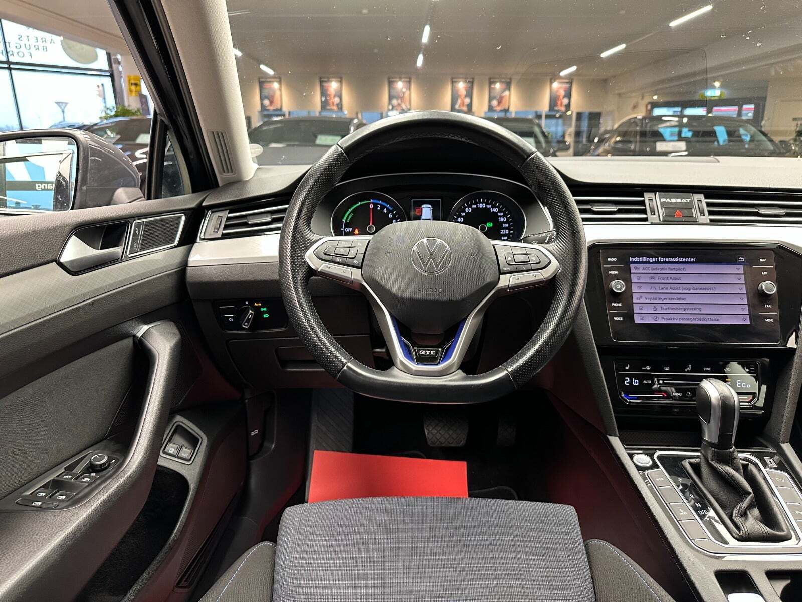 Grå VW Passat fra 2021