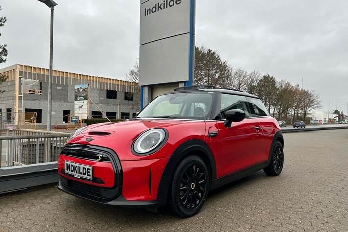 Rød Mini Cooper SE fra 2022 set udefra