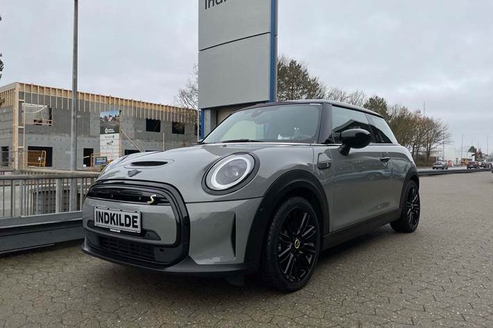 Grå Mini Cooper SE fra 2022 set udefra