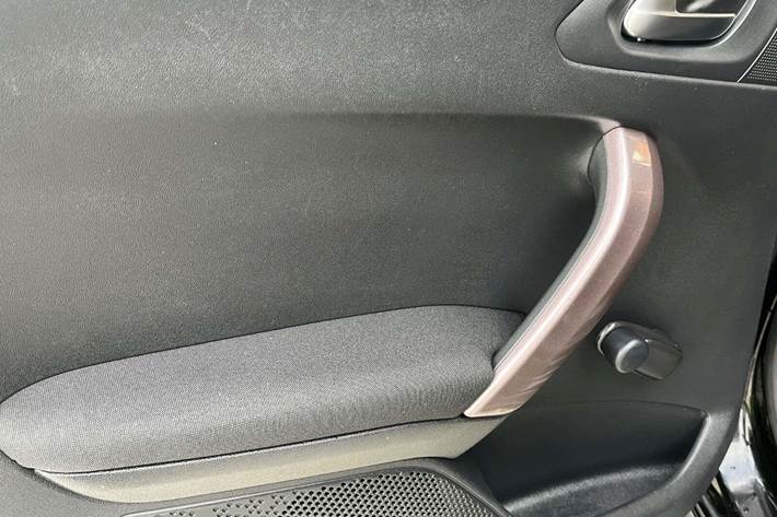 Sort Peugeot 2008 fra 2015