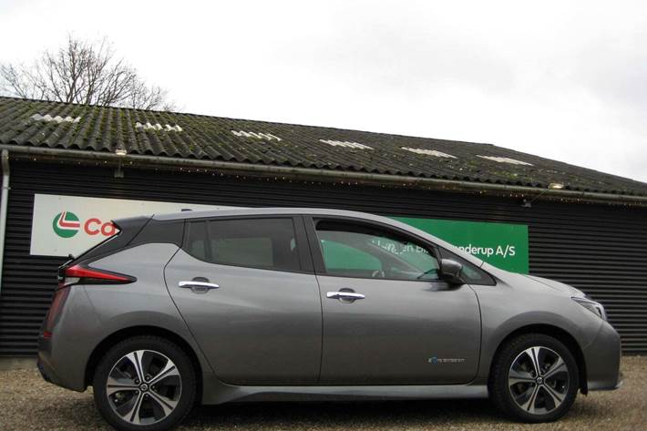Grå Nissan Leaf fra 2020