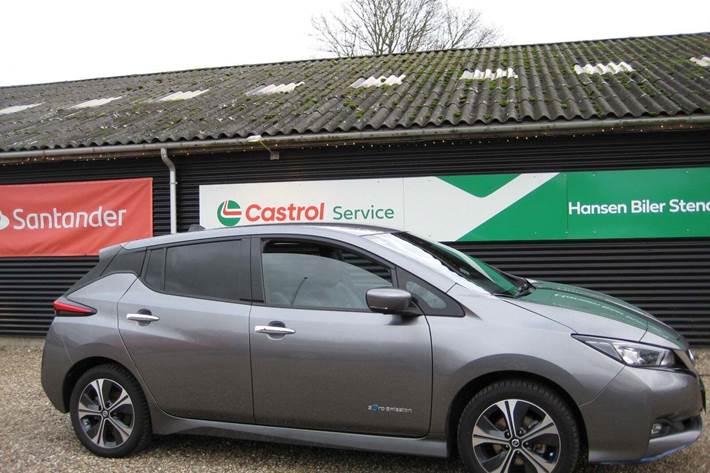 Grå Nissan Leaf fra 2020