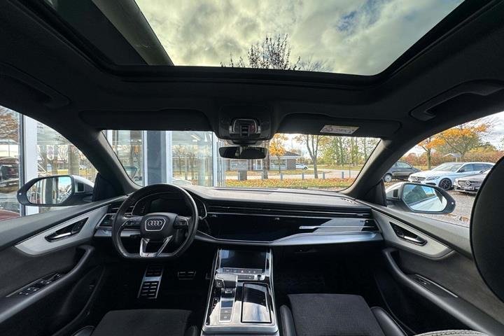 Hvid Audi SQ8 fra 2020 set indefra