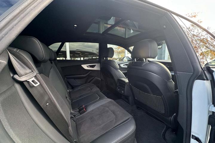 Hvid Audi SQ8 fra 2020 set indefra