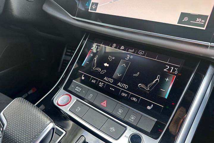Hvid Audi SQ8 fra 2020 set indefra