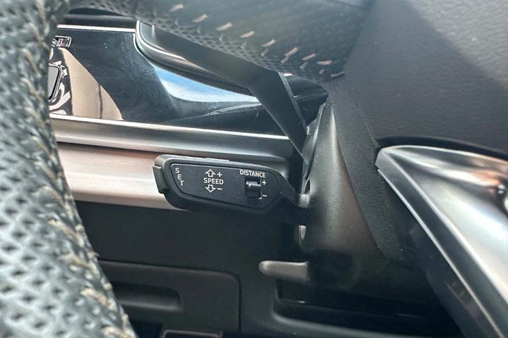 Hvid Audi SQ8 fra 2020 set indefra