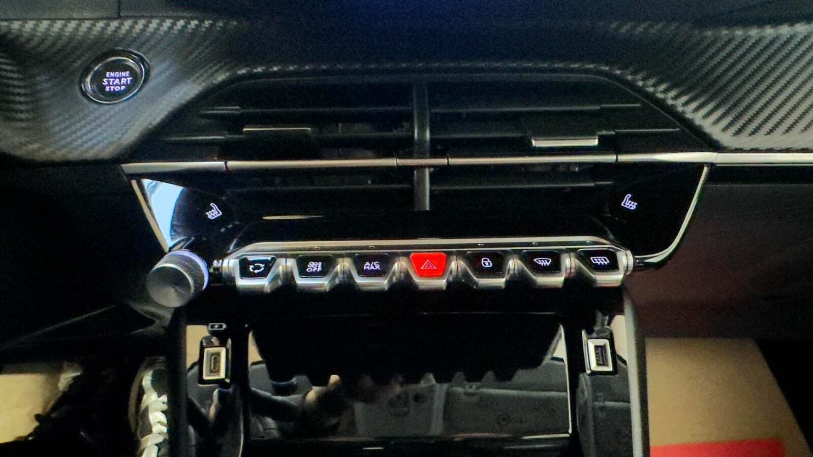 Rød Peugeot 208 fra 2023