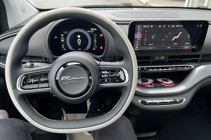 Grå Fiat 500e fra 2023