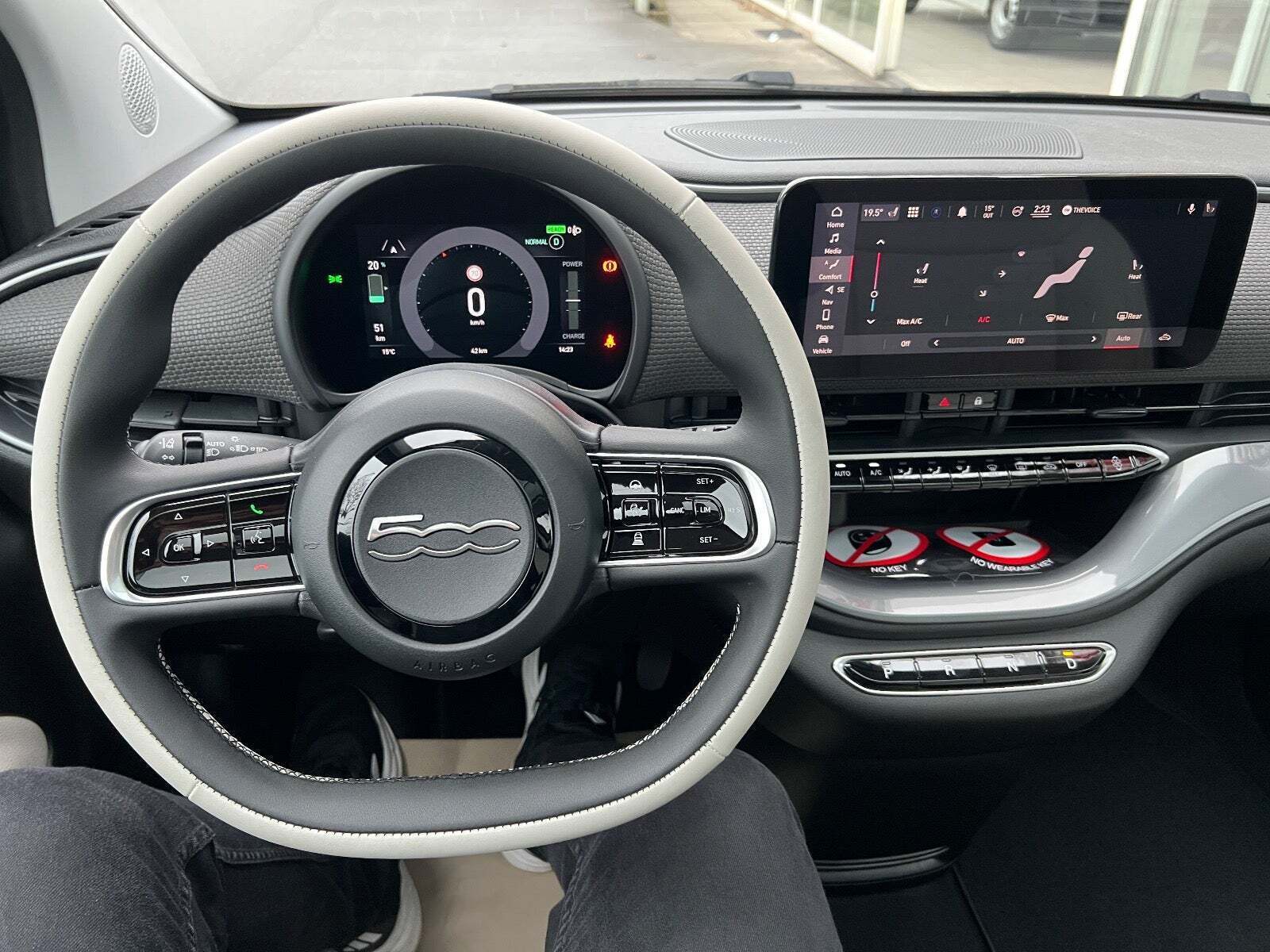 Grå Fiat 500e fra 2023