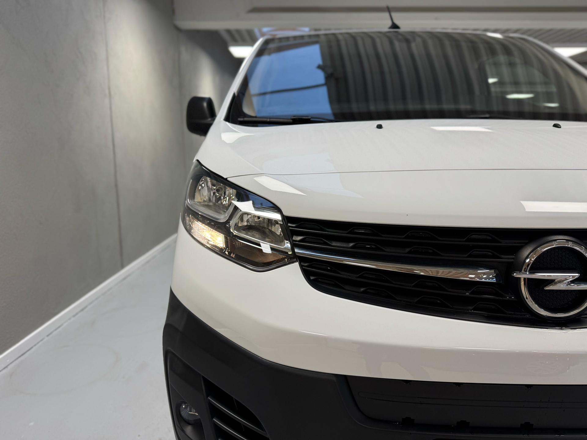 Hvid Opel Vivaro-e fra 2023