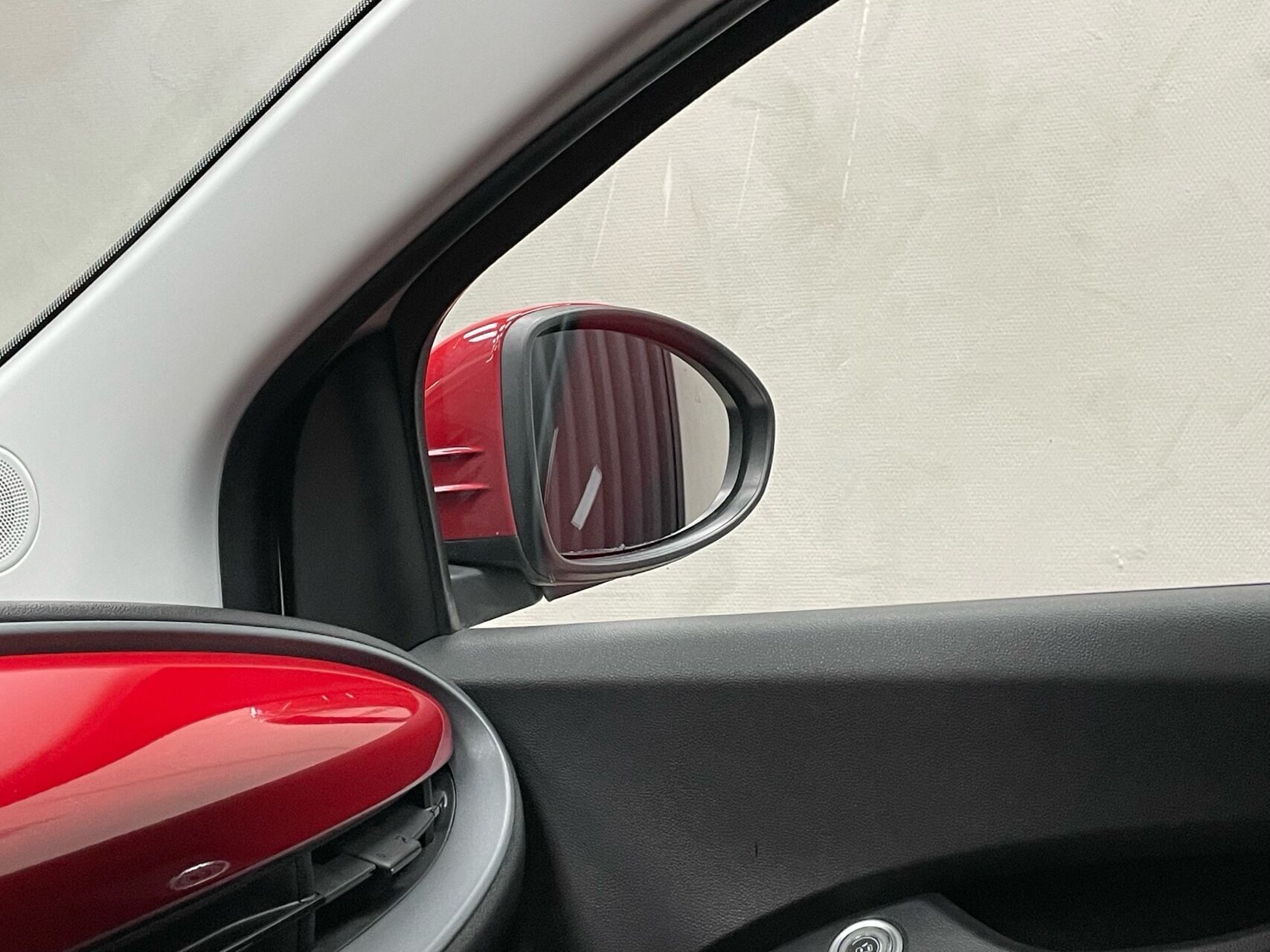 Hvid Fiat 500e fra 2023