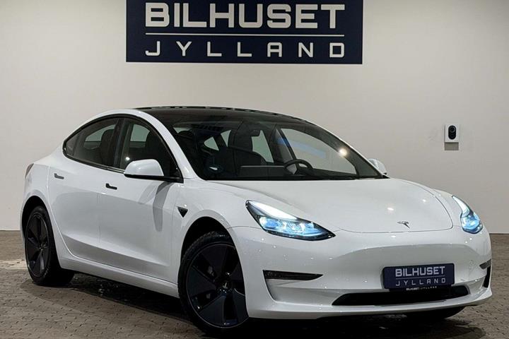 Hvid Tesla Model 3 fra 2023 set udefra