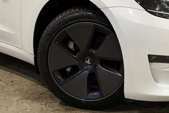Hvid Tesla Model 3 fra 2023