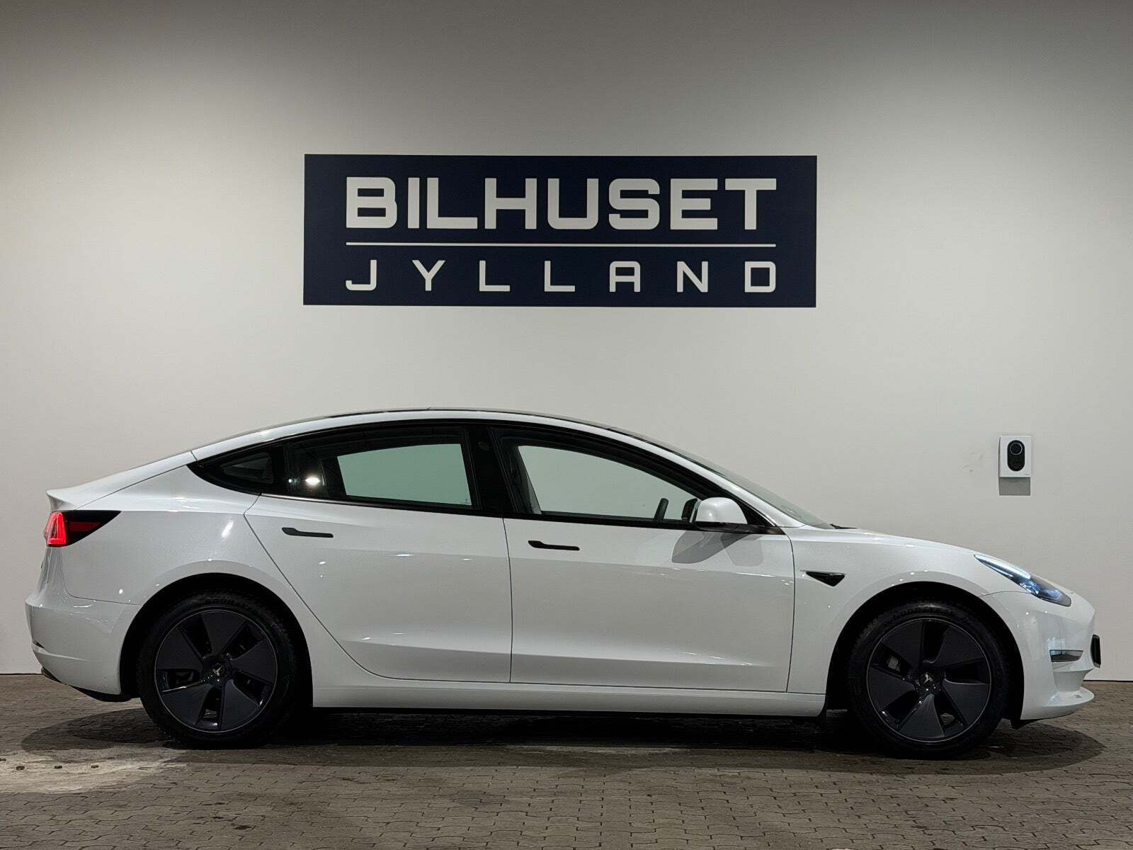 Hvid Tesla Model 3 fra 2023