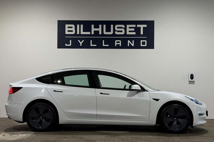 Hvid Tesla Model 3 fra 2023