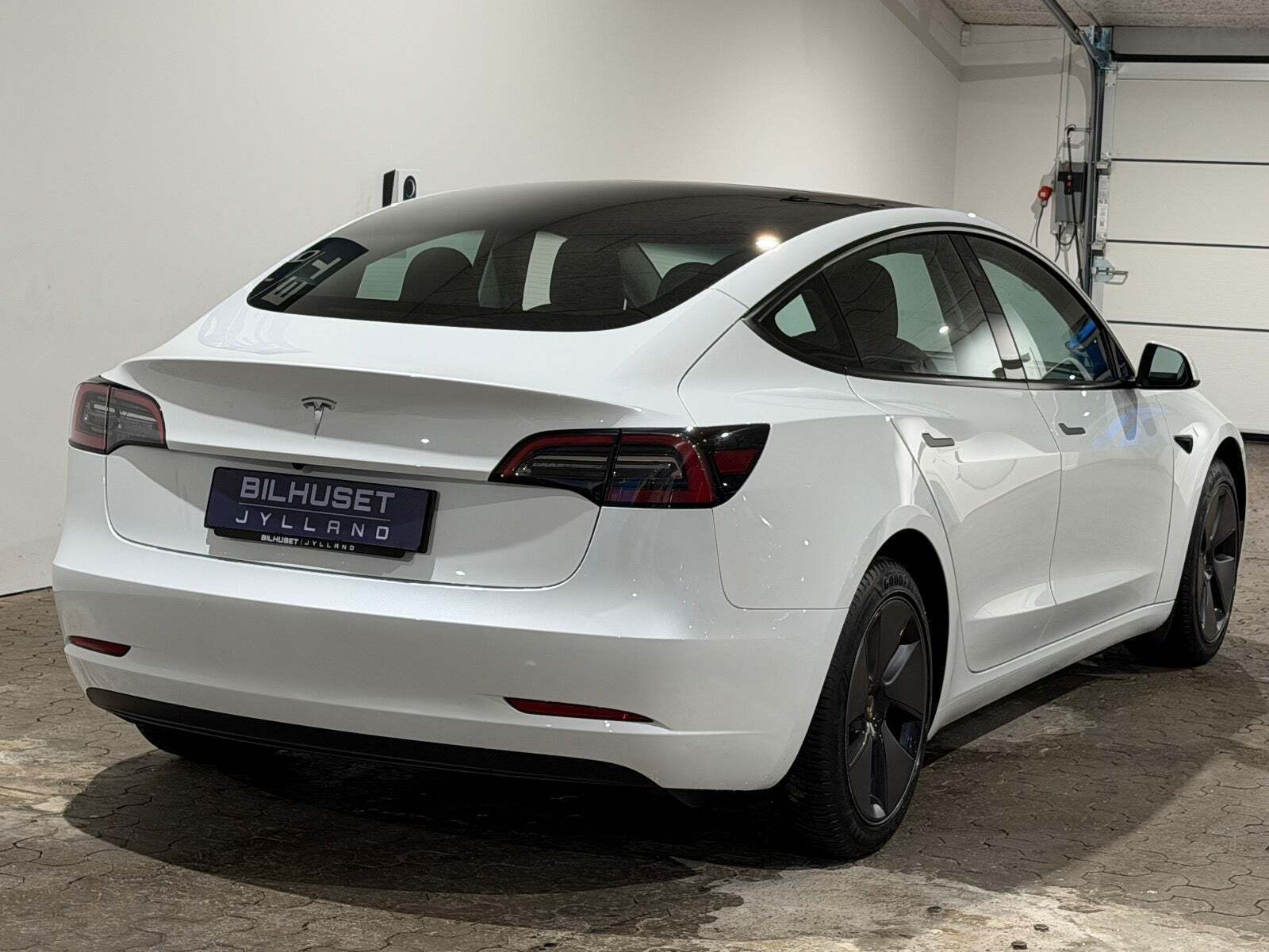 Hvid Tesla Model 3 fra 2023