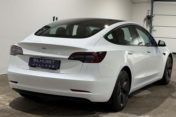 Hvid Tesla Model 3 fra 2023