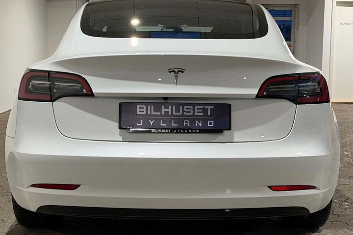 Hvid Tesla Model 3 fra 2023